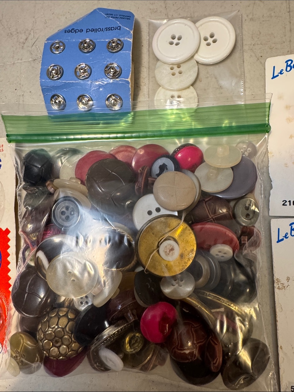 BIG Vintage Lot of Assorted Buttons Ladybugs
Cats Floral Brass - Picture 4 of 7